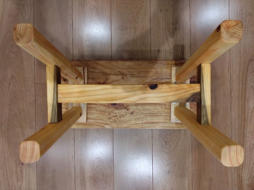 楠（くす）の椅子96　いい楠の一枚板で杢目が大変綺麗　重さも4.1kgと軽量❕