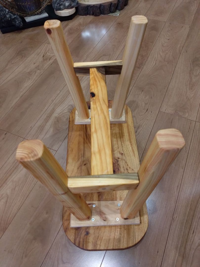 楠（くす）の椅子96　いい楠の一枚板で杢目が大変綺麗　重さも4.1kgと軽量❕