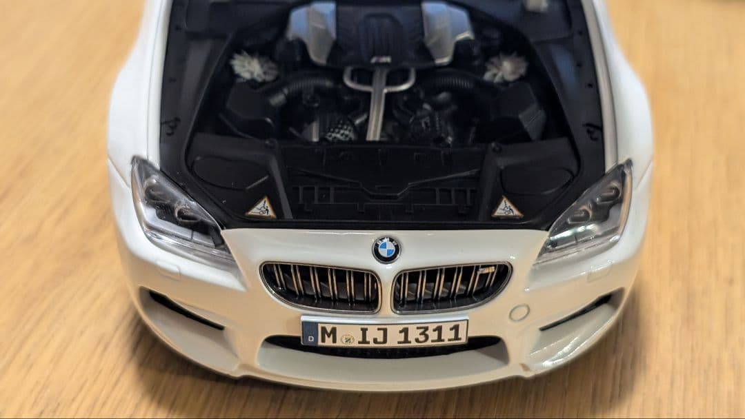 【美品】 M6 F13 ホワイト 1/18 モデルカー