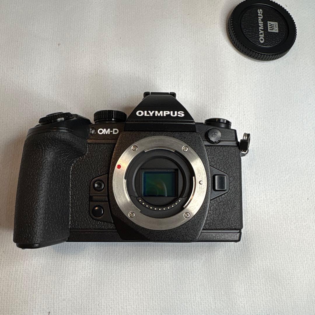 OLYMPUS OM-D E-M1 ボディ 元箱付 付属品多数