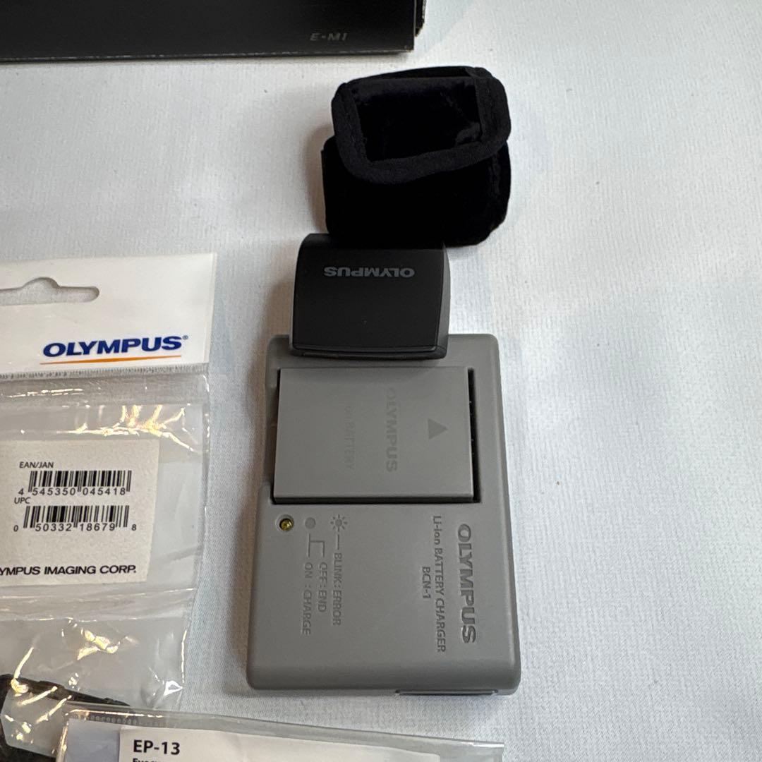 OLYMPUS OM-D E-M1 ボディ 元箱付 付属品多数