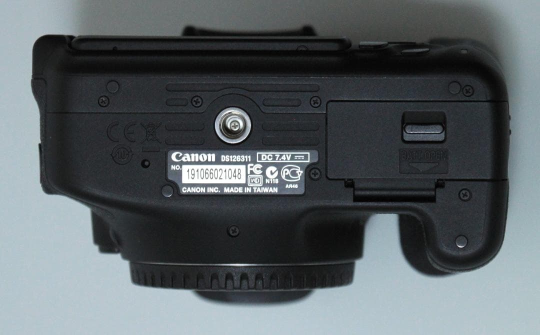 キヤノンEOS Kiss X5 デジタル一眼レフカメラとレンズキット（完動品）