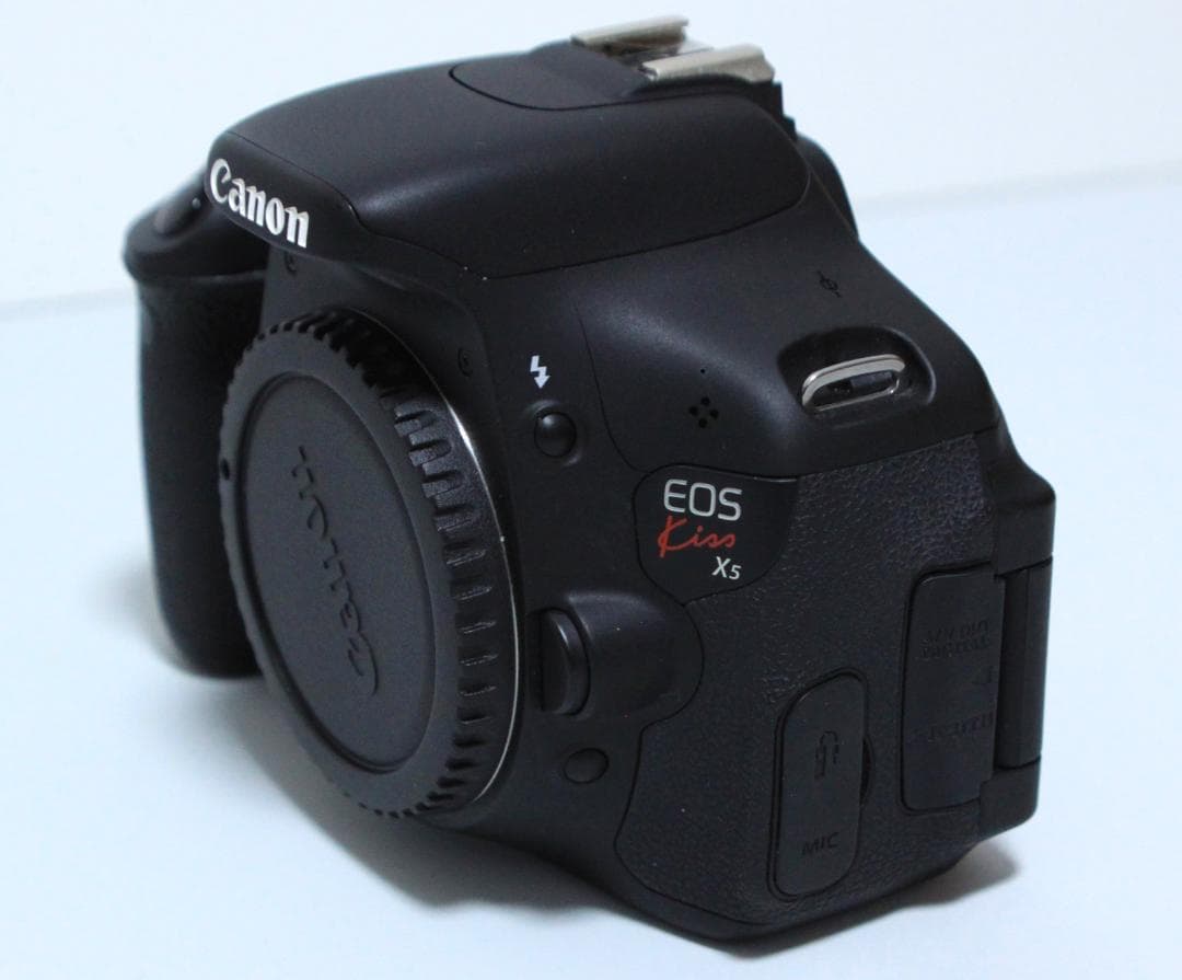 キヤノンEOS Kiss X5 デジタル一眼レフカメラとレンズキット（完動品）