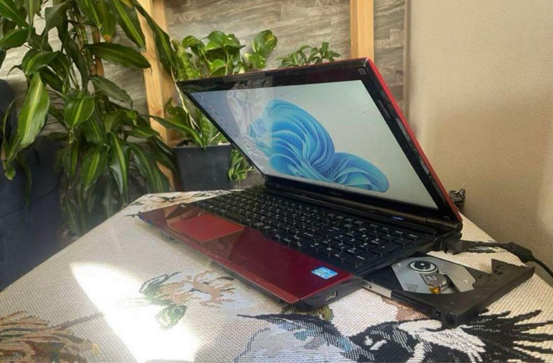 富士通　ノートパソコン windows11 core i3 AH45/K 赤