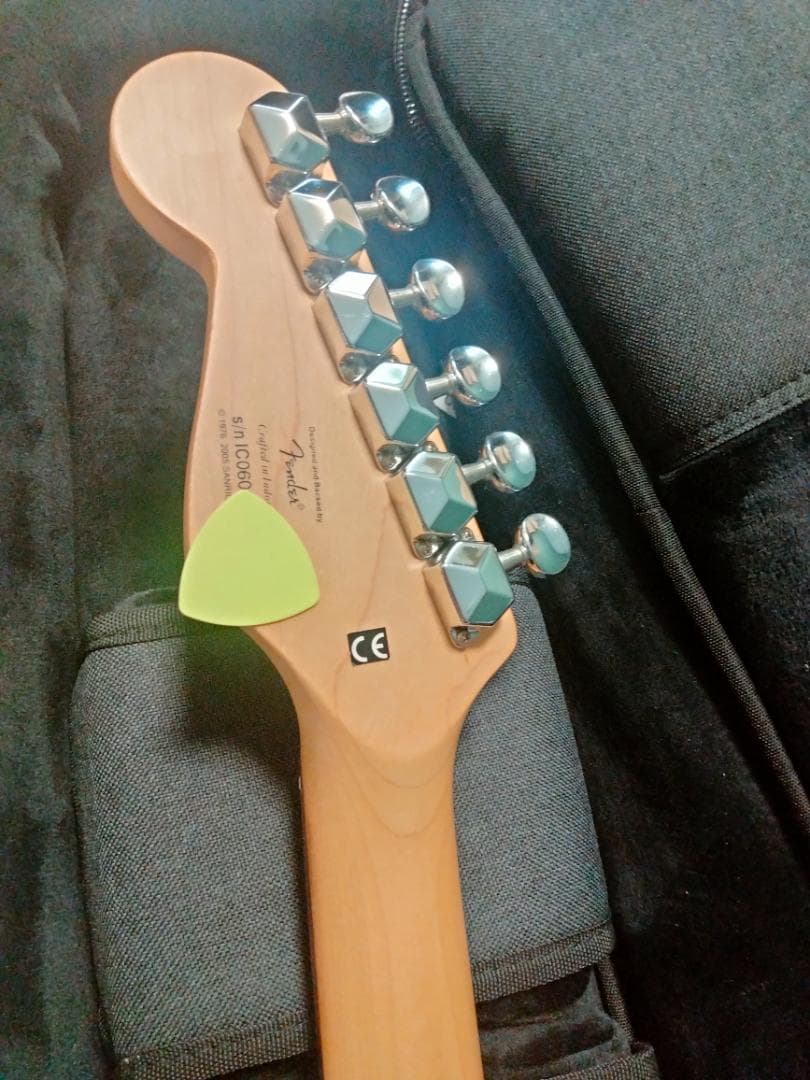 Hello Kitty Squier Fender ストラトミニギター