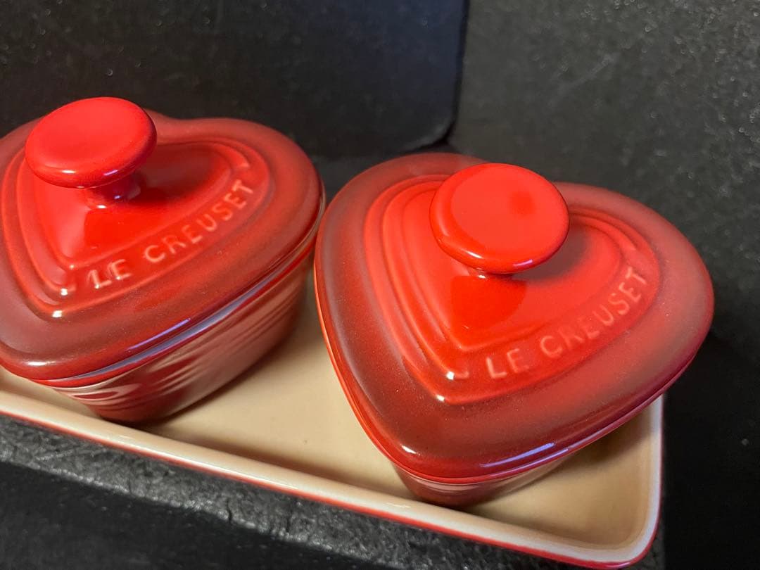 ル・クルーゼ　ティーポット　マグカップ2個　ミニココットハート型2個　トレー付き