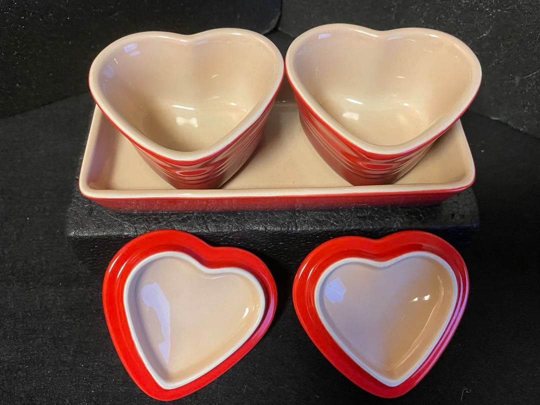 ル・クルーゼ　ティーポット　マグカップ2個　ミニココットハート型2個　トレー付き