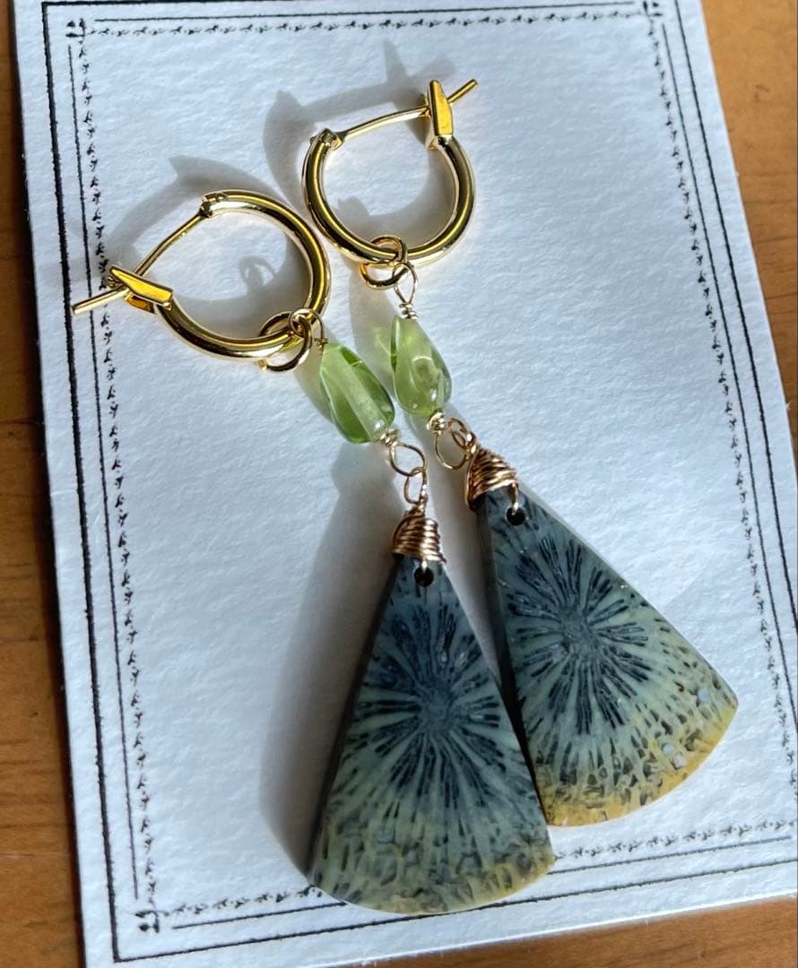 希少ナチュラルカラーグリーンフォッシルのピアスチャーム