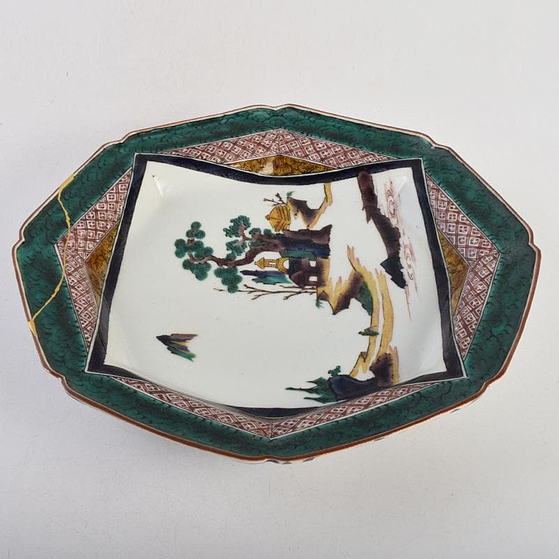 九谷焼　三代三ツ井為吉作　古九谷写　色絵山水文　八角飾皿　共箱　V　R9119B