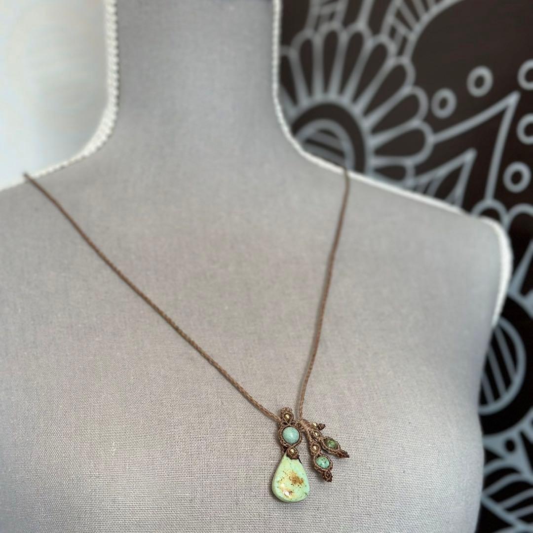 『祈標』スパイダーウェブターコイズとターコイズのマクラメペンダントネックレス