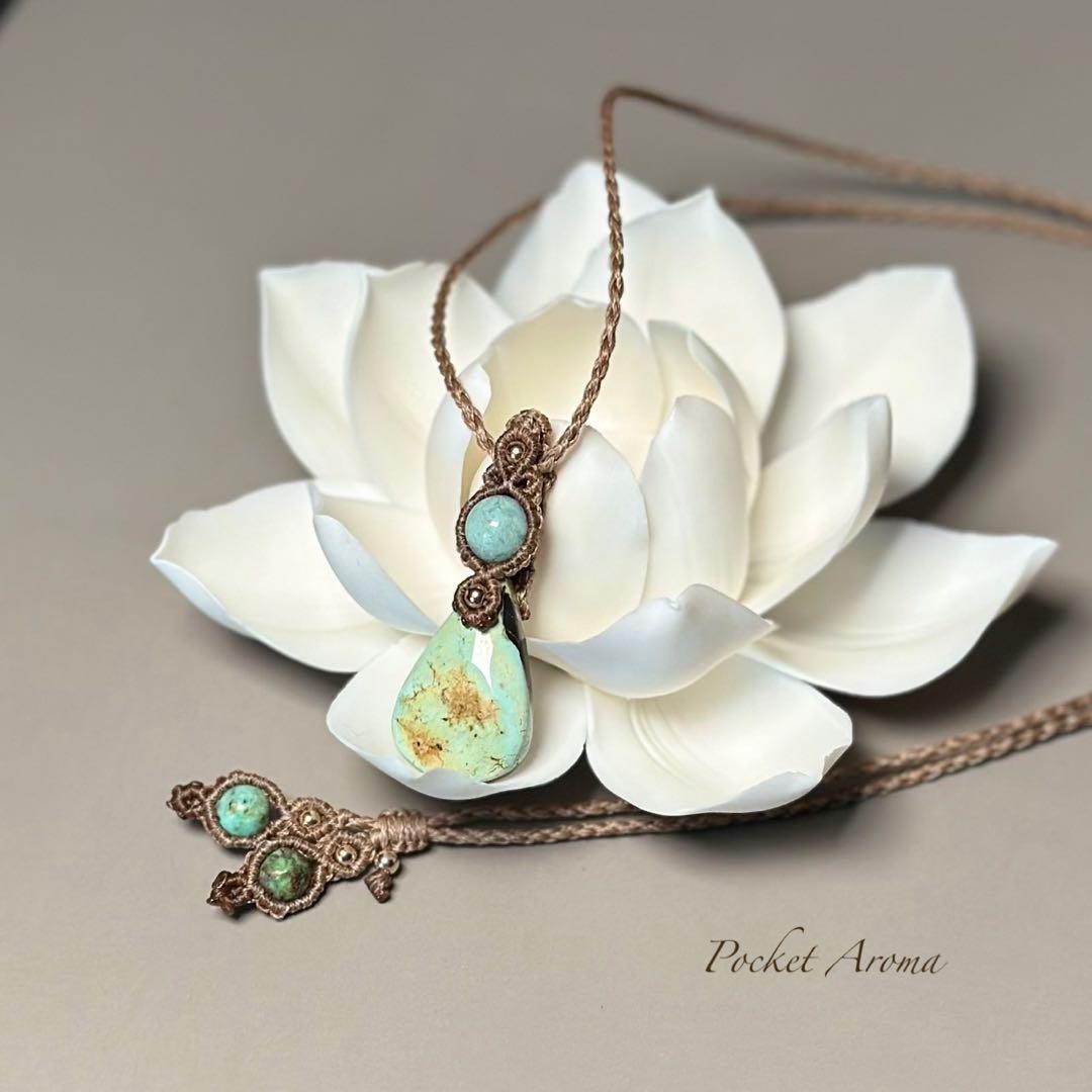 『祈標』スパイダーウェブターコイズとターコイズのマクラメペンダントネックレス