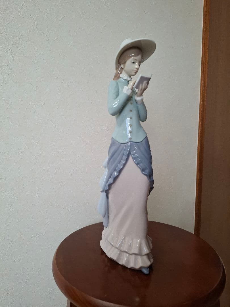 リヤドロ　LLADRO　 読書する貴婦人
