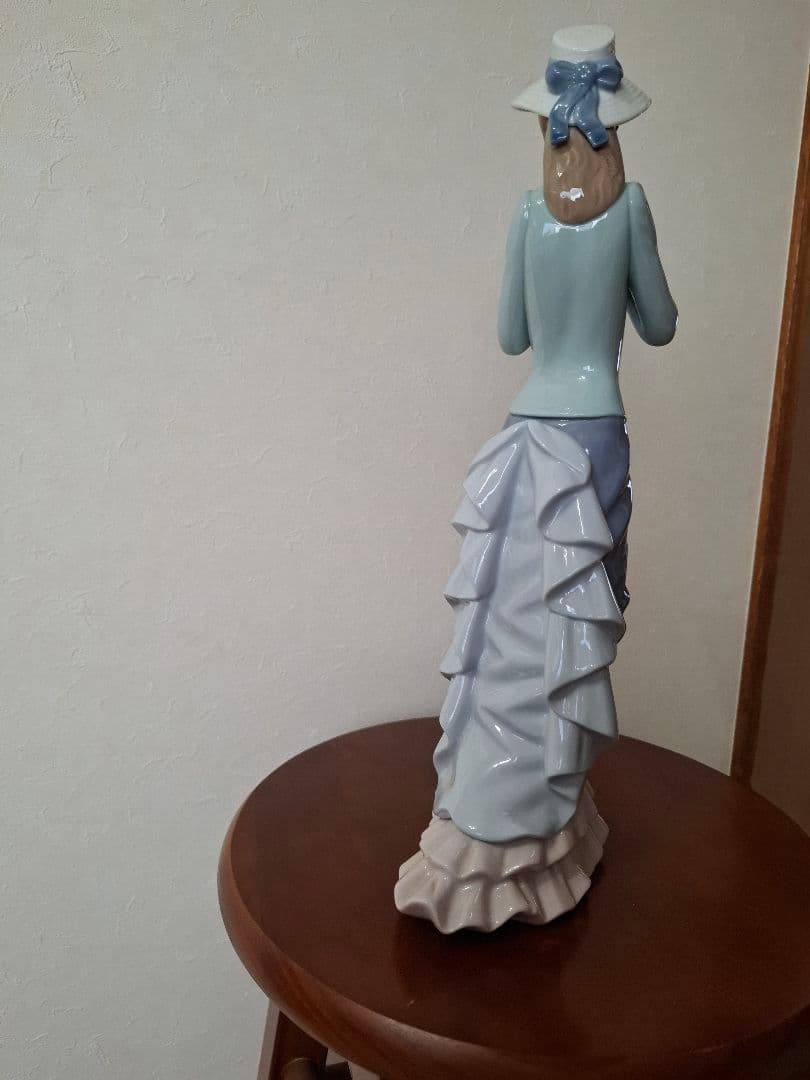 リヤドロ　LLADRO　 読書する貴婦人