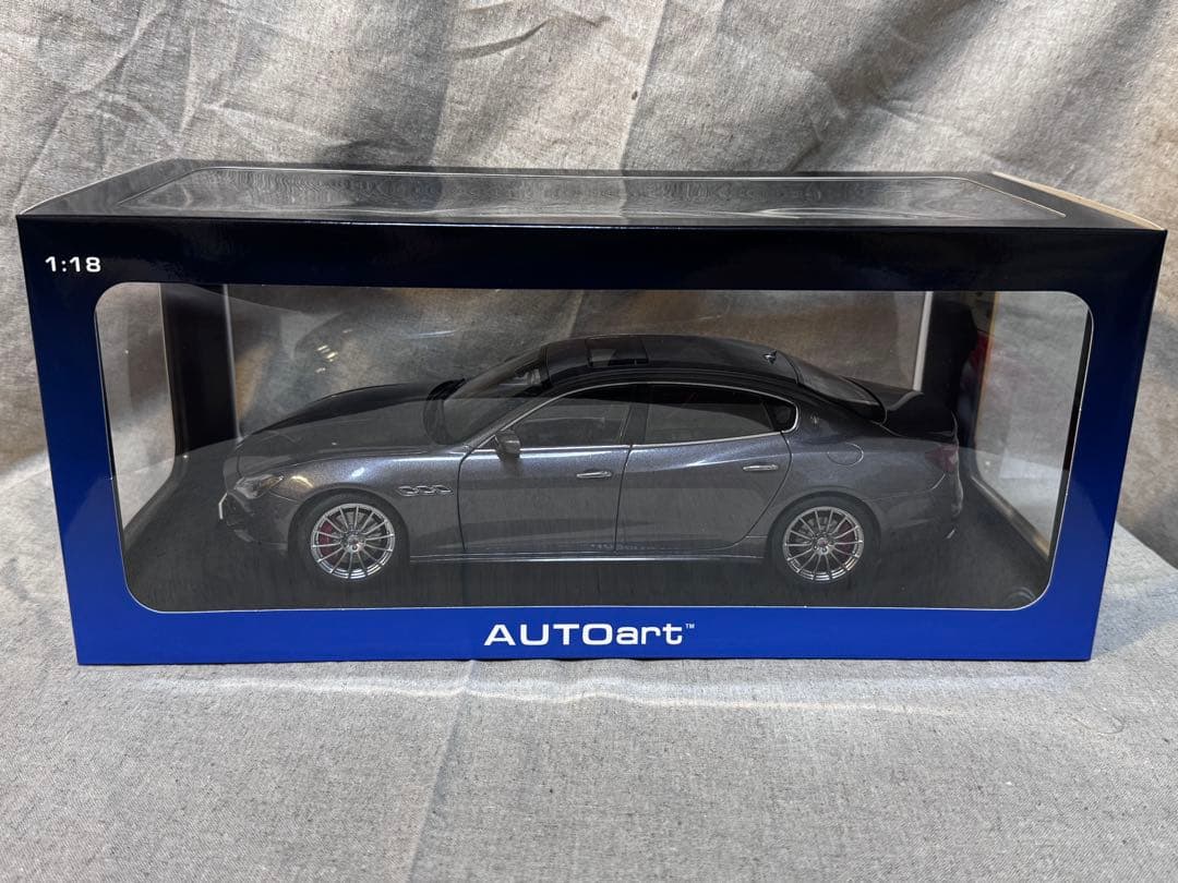 Maserati Quattroporte GTS ミニカー 1/18