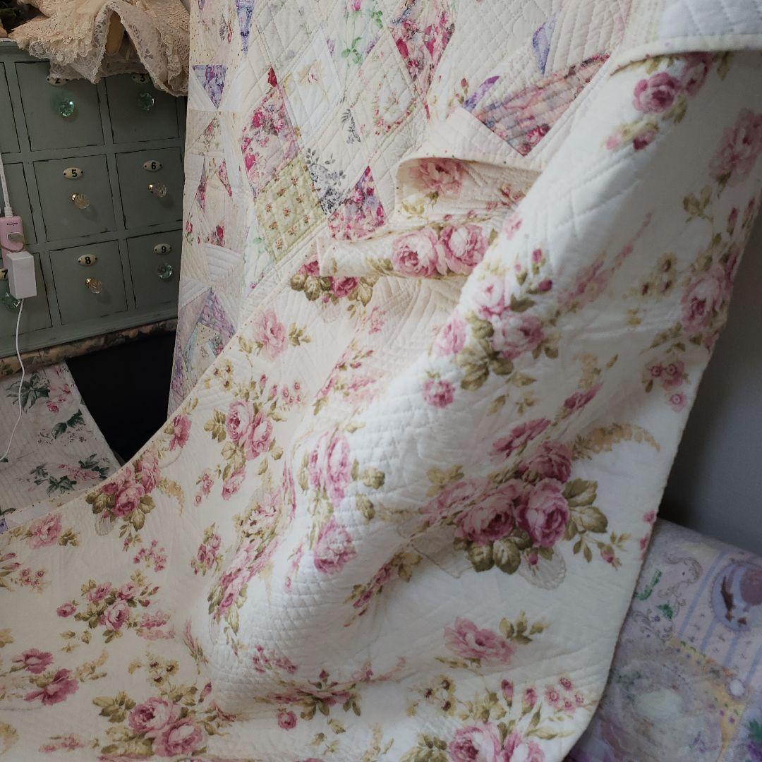 ❣️パッチワークキルト❣️バラ　リバーシブル　ベッドカバー