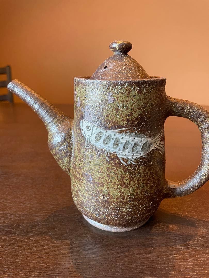 陶器のコーヒーポットとドリッパーセット