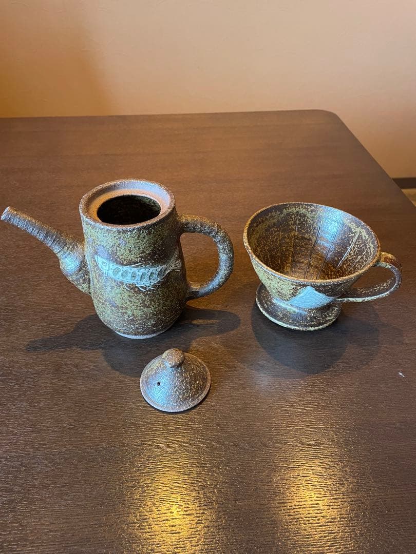 陶器のコーヒーポットとドリッパーセット