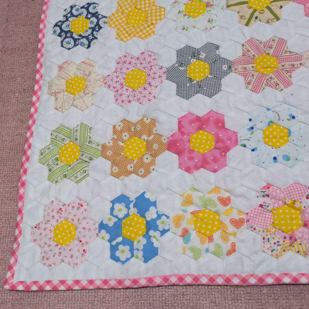 パッチワークキルト　お花のタペストリー　難あり