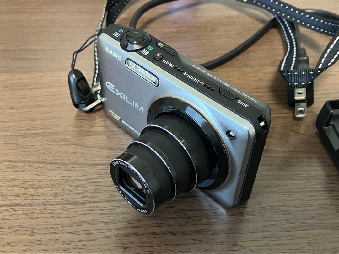 CASIO EXILIM EX-ZR10 デジタルカメラ