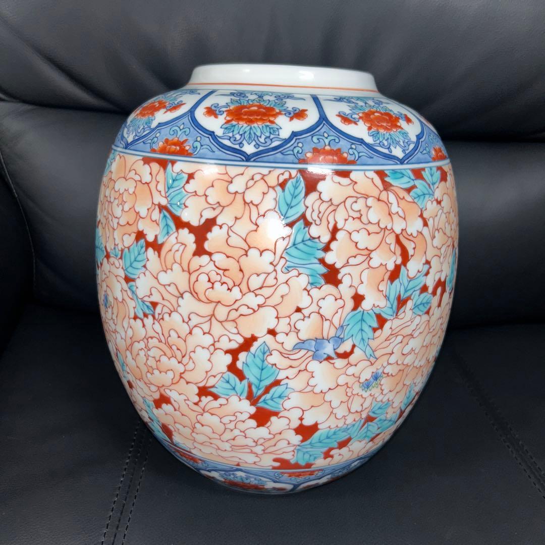 小笠原藤右衛門　提灯花瓶－赤濃牡丹尽くし