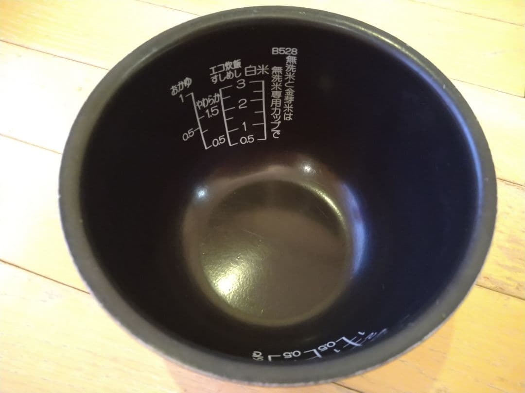 【送料込】象印 炊飯器 3合 ☆圧力IH式 極め炊き 黒まる厚釜 NP-RM05