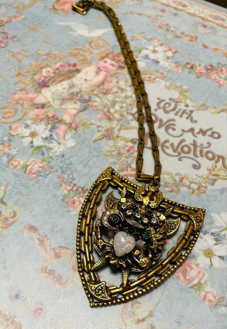 シールド型金属製ペンダントアンティーク風