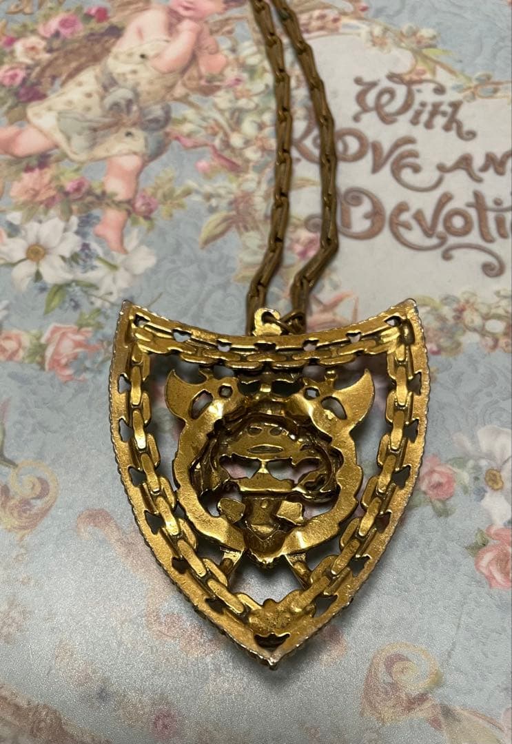 シールド型金属製ペンダントアンティーク風