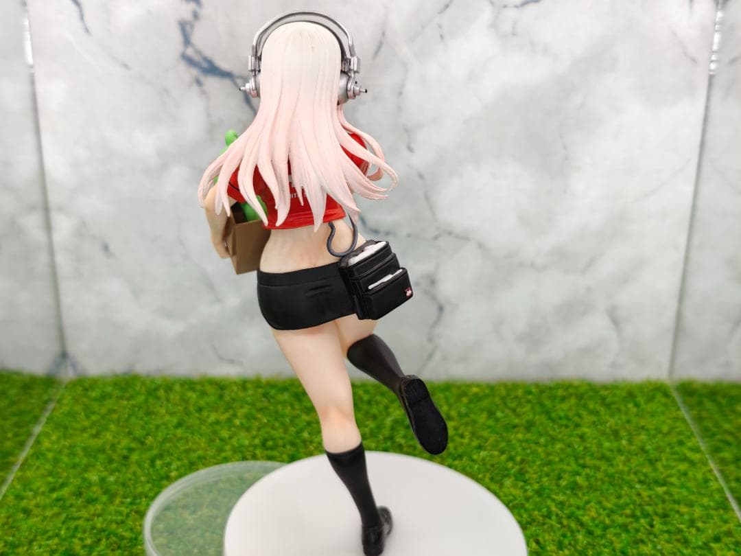 GRG × すーぱーそに子 レースクィーンフィギュア＆タイトー制服フィギュア