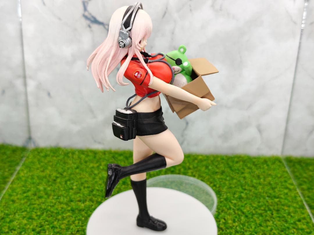 GRG × すーぱーそに子 レースクィーンフィギュア＆タイトー制服フィギュア