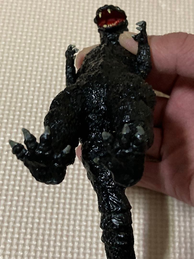 初代ゴジラ　鉄製610g木製台座付き