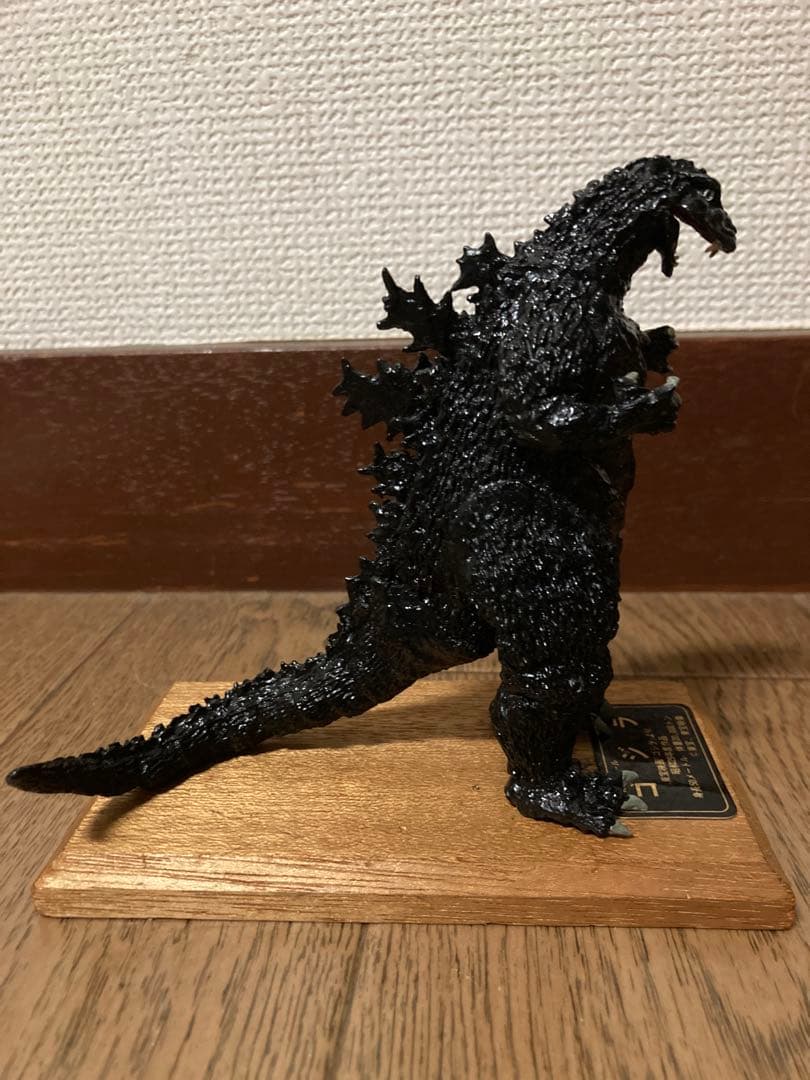 初代ゴジラ　鉄製610g木製台座付き