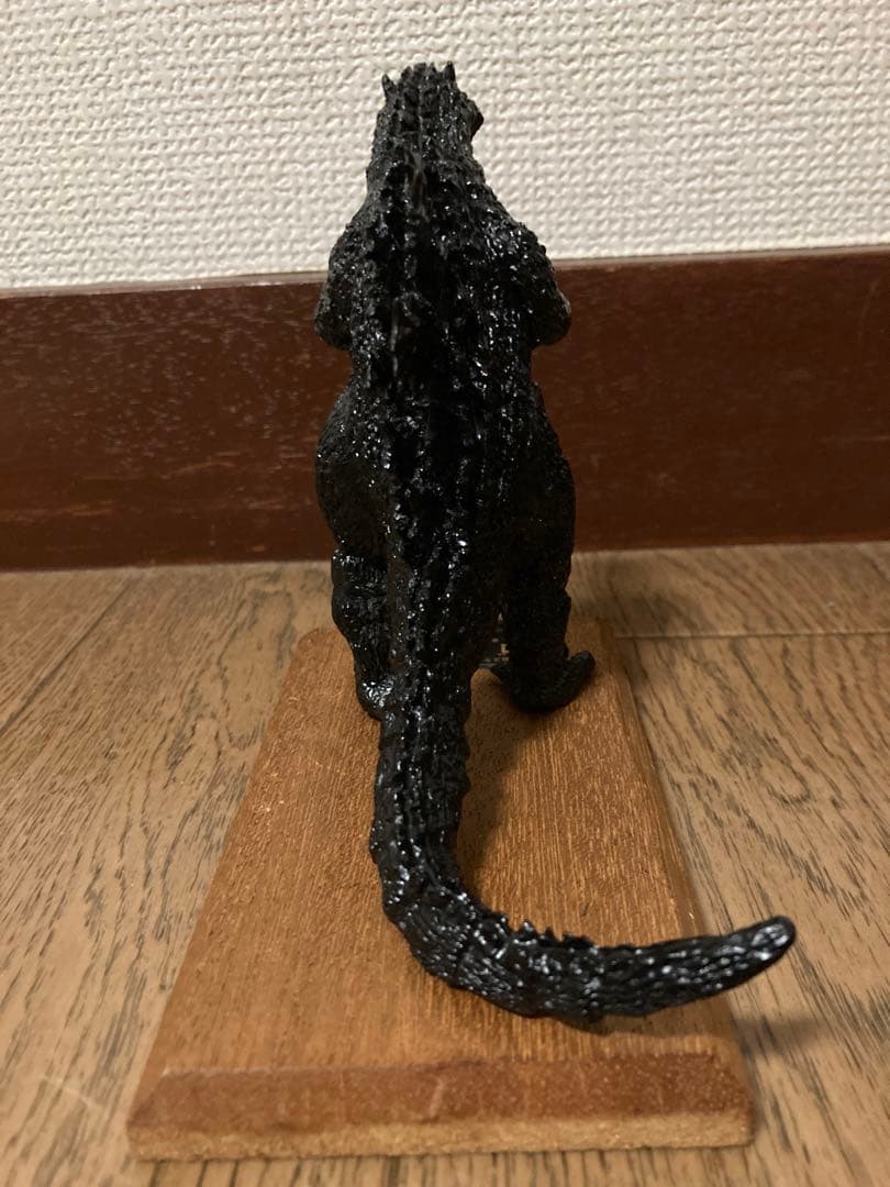 初代ゴジラ　鉄製610g木製台座付き