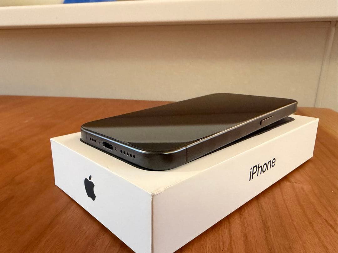 Apple iPhone 15pro ブラックチタニウム 本体