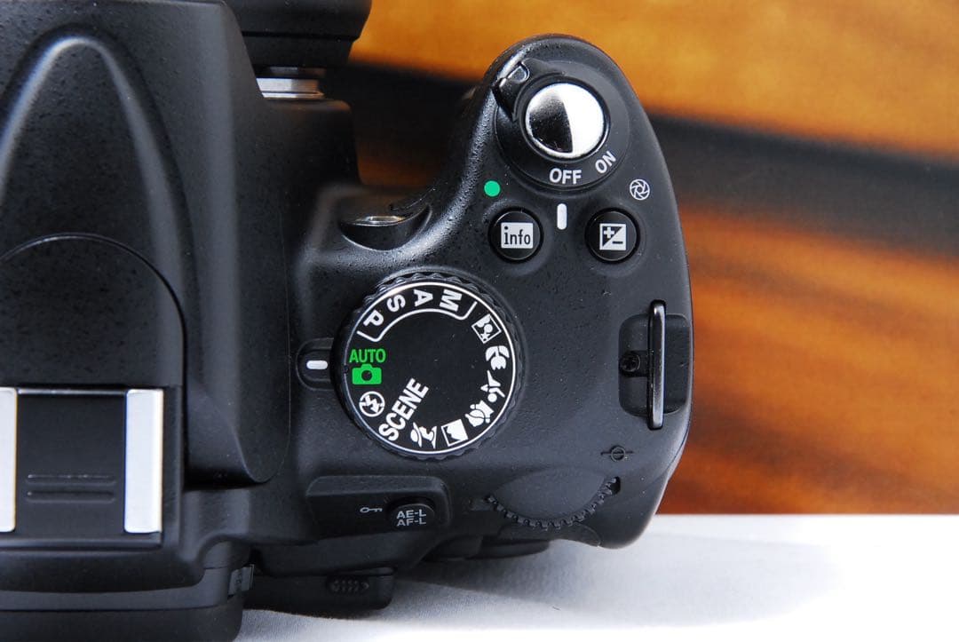 【美品】ニコン Nikon D5000 一眼レフ ショット数1855 スマホ転送