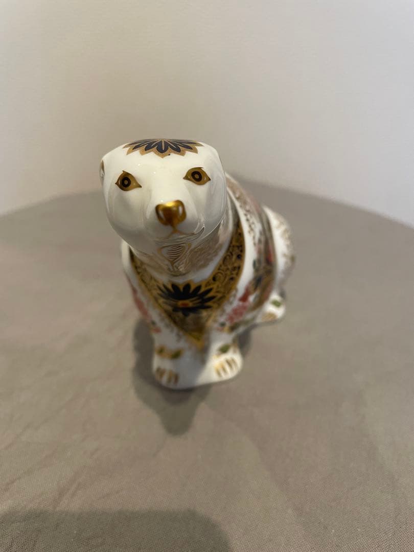 ロイヤルクラウンダービー　陶器製クマの置物 金赤装飾