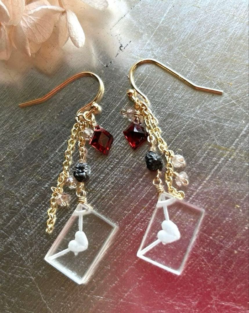 水晶レターカービング＆ブラックダイヤモンド＆高品質ガーネットローゼンジのピアス