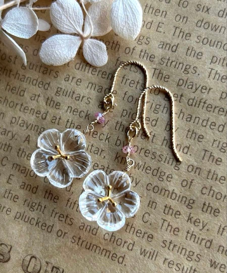 クリスタルクォーツ　ヴェルメイユフラワーカービング＆ピンクサファイアのピアス