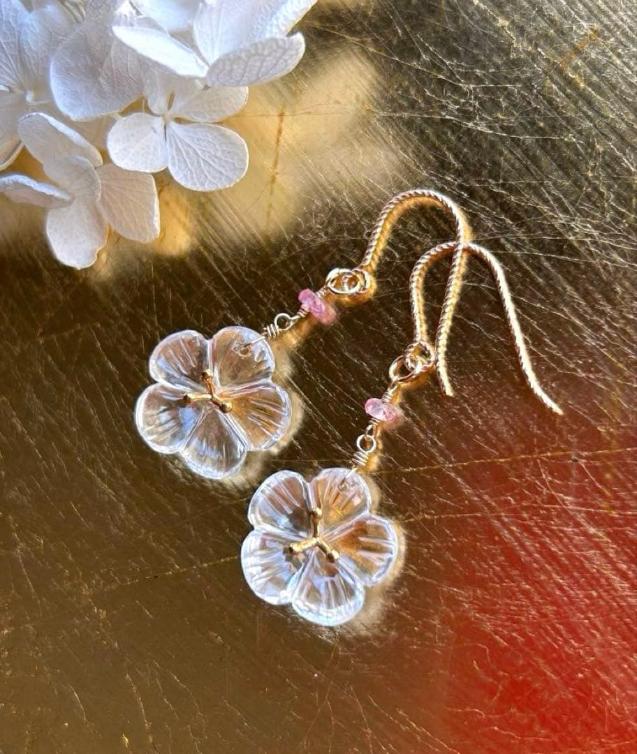 クリスタルクォーツ　ヴェルメイユフラワーカービング＆ピンクサファイアのピアス