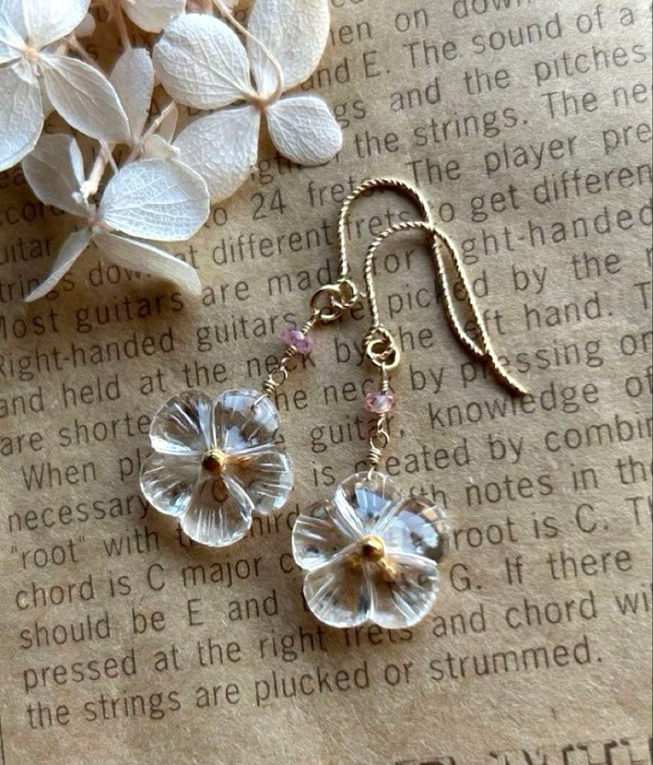 クリスタルクォーツ　ヴェルメイユフラワーカービング＆ピンクサファイアのピアス