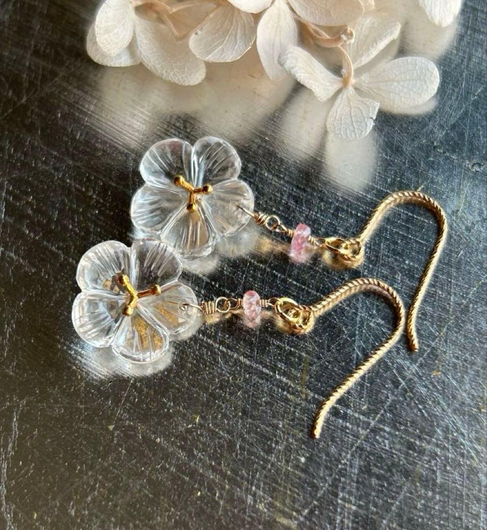 クリスタルクォーツ　ヴェルメイユフラワーカービング＆ピンクサファイアのピアス