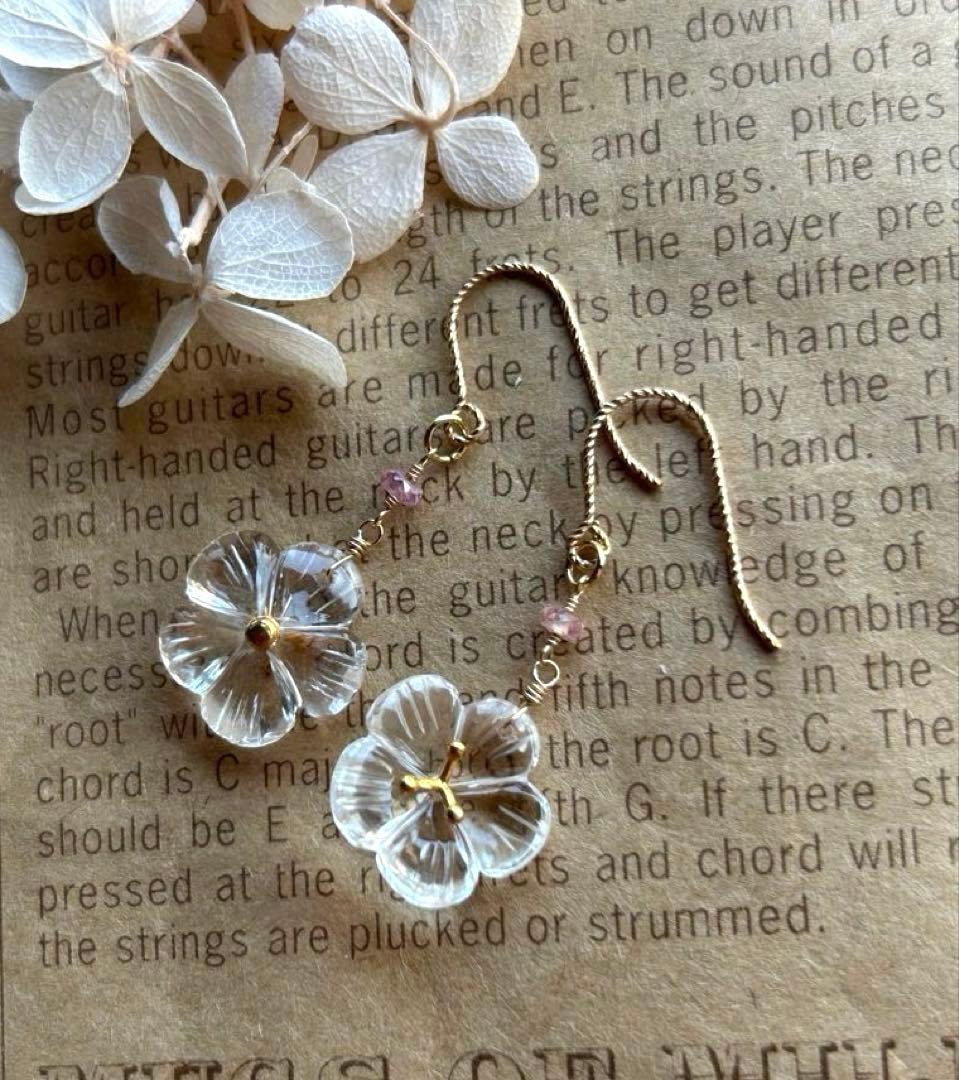 クリスタルクォーツ　ヴェルメイユフラワーカービング＆ピンクサファイアのピアス