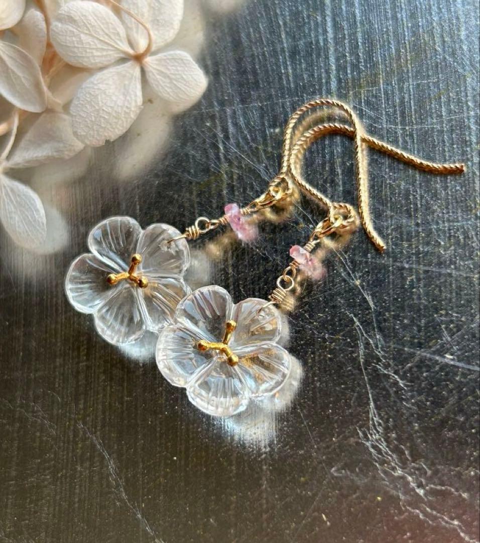 クリスタルクォーツ　ヴェルメイユフラワーカービング＆ピンクサファイアのピアス
