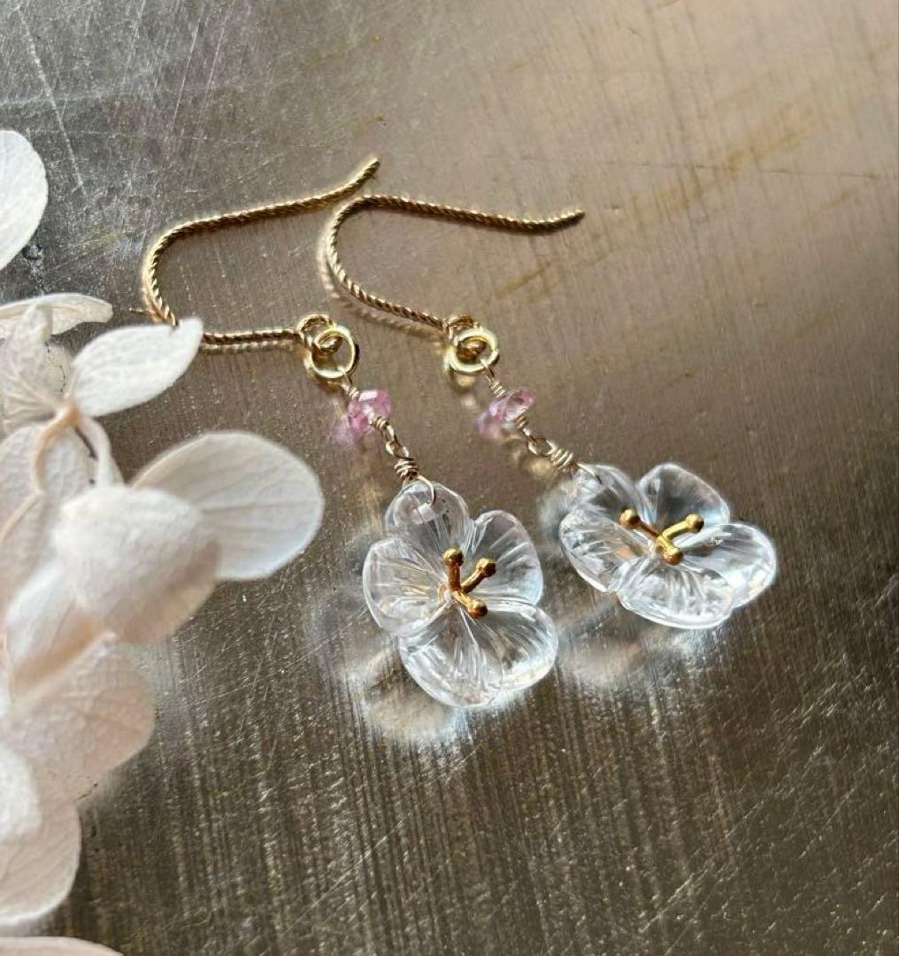 クリスタルクォーツ　ヴェルメイユフラワーカービング＆ピンクサファイアのピアス