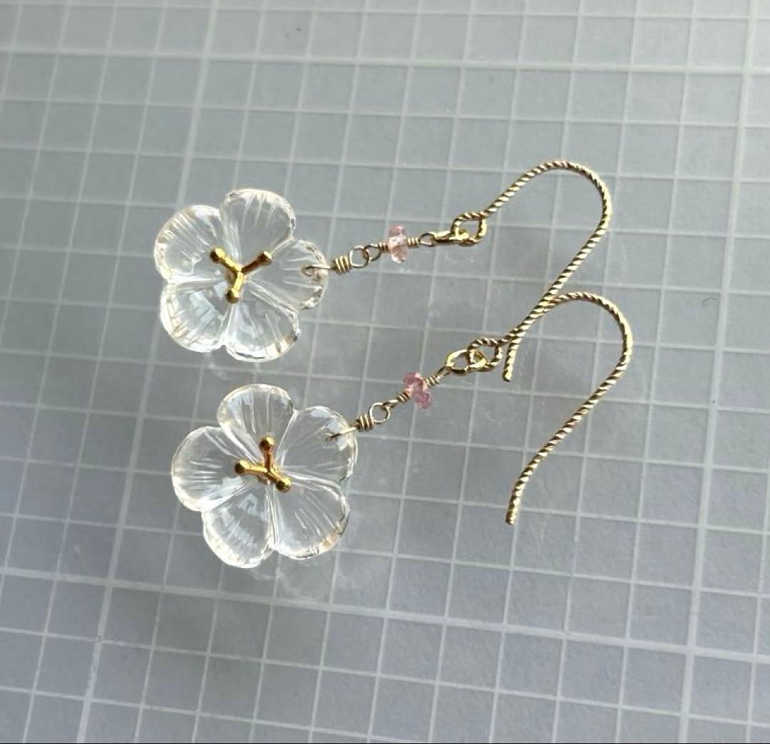 クリスタルクォーツ　ヴェルメイユフラワーカービング＆ピンクサファイアのピアス