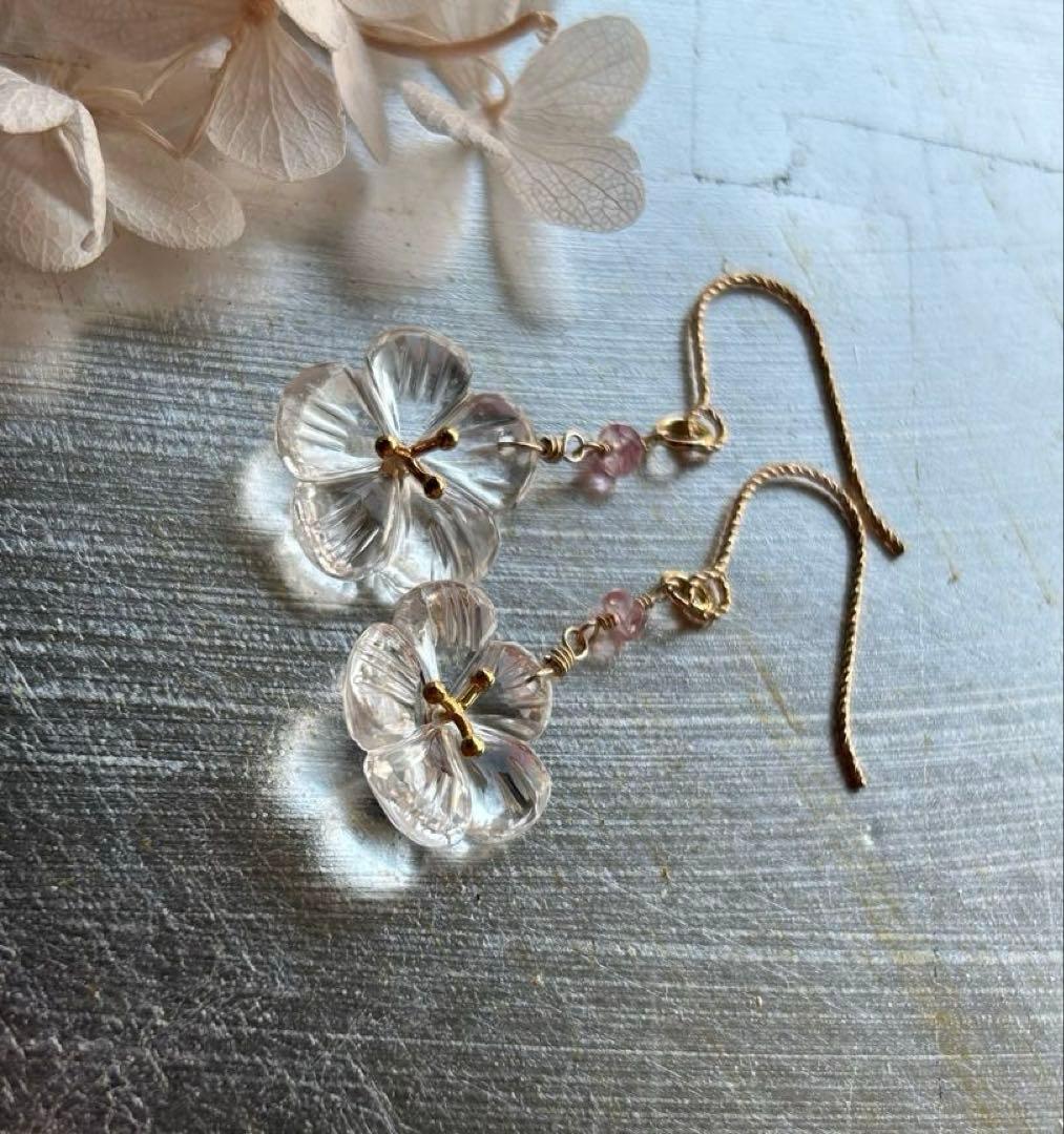 クリスタルクォーツ　ヴェルメイユフラワーカービング＆ピンクサファイアのピアス