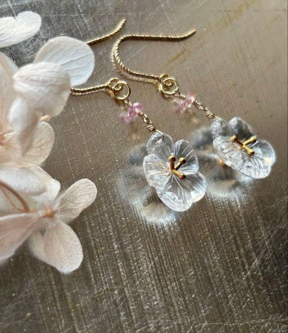 クリスタルクォーツ　ヴェルメイユフラワーカービング＆ピンクサファイアのピアス