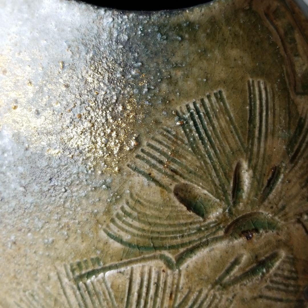 信楽焼 花瓶 花入れ 白砂掛松彫 高さ２４cm