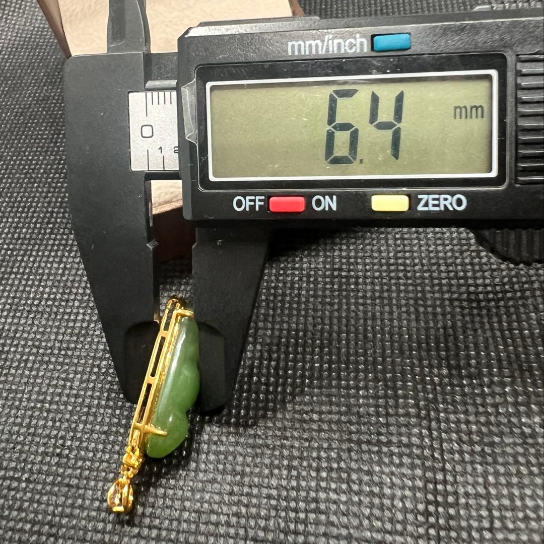 18k使用和田玉翡翠グリーン枝豆型のペンダントトップ　海外鑑定書付きAB1093