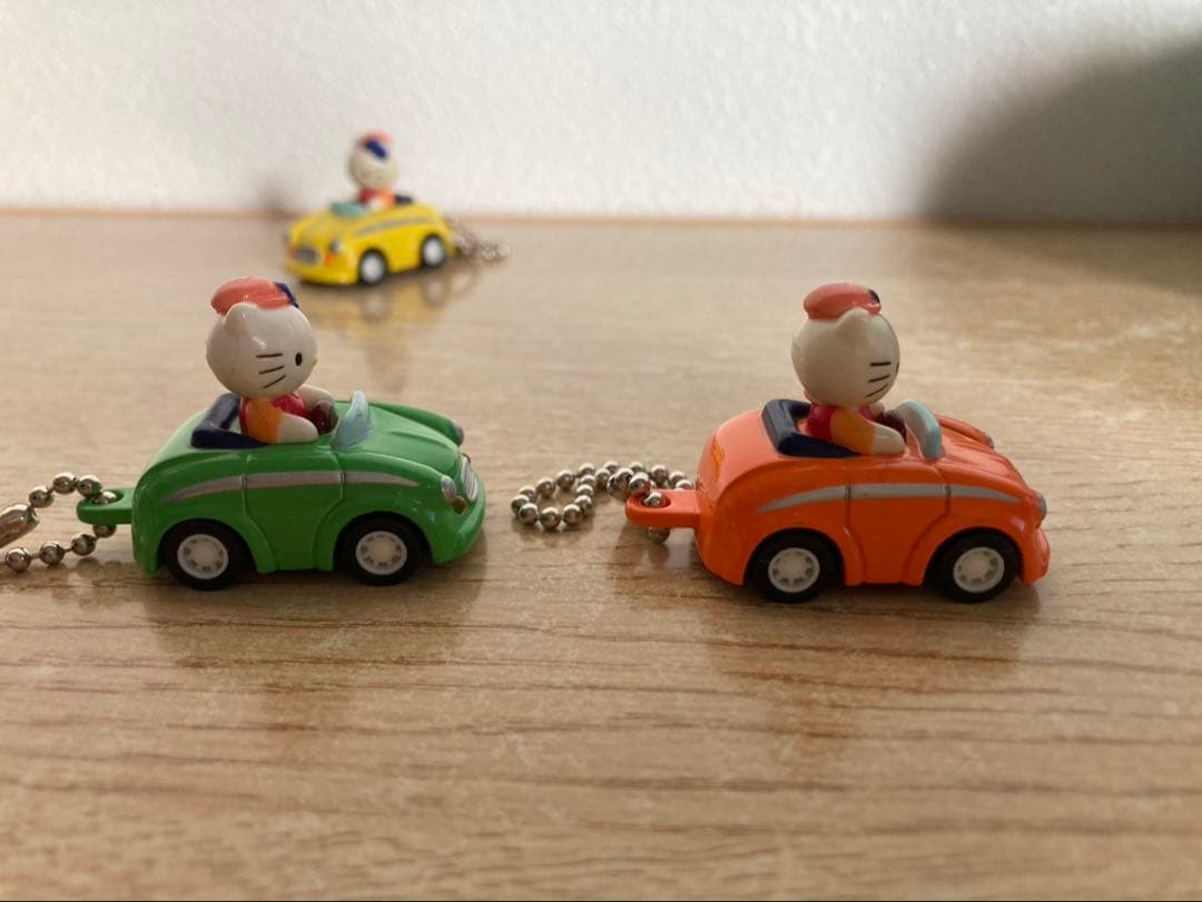 ハローキティキーホルダーミニカー