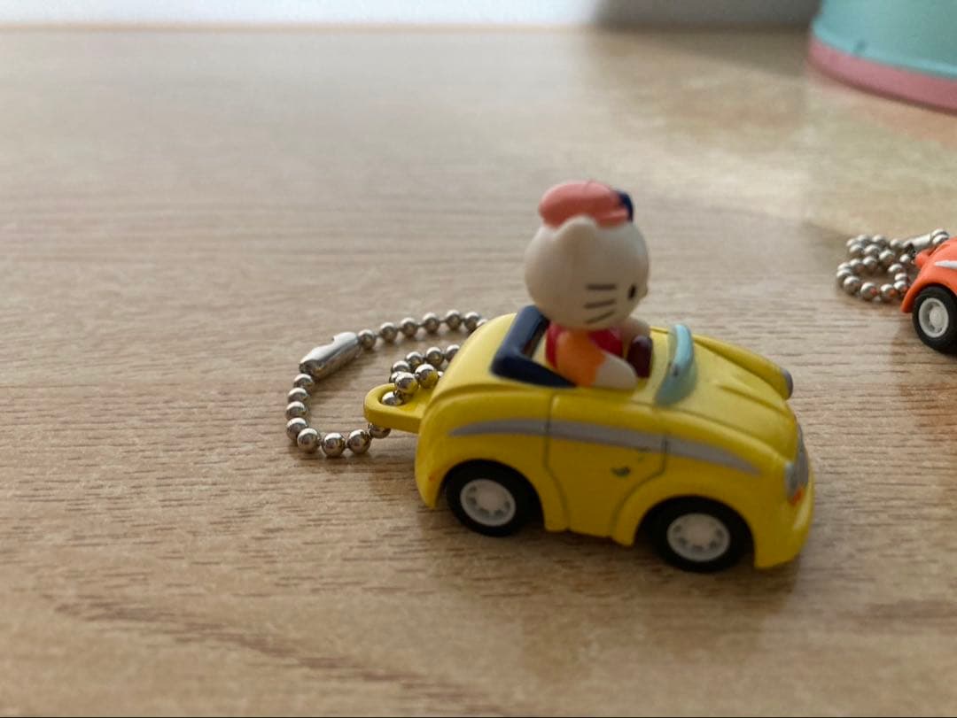 ハローキティキーホルダーミニカー